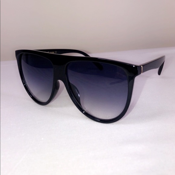 Accessories - NEW* DESIGNER LIKE. Oversized black sunglasses.